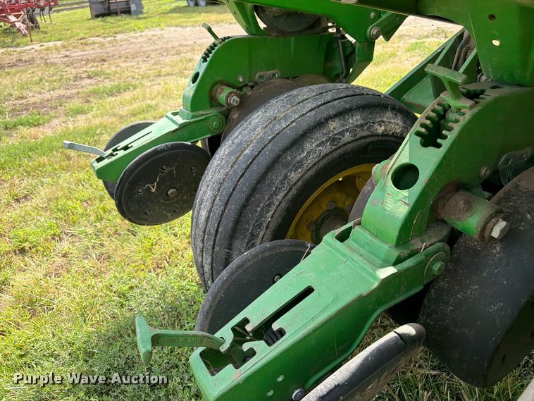 image for item FK3441 2010 John Deere 1760 planter