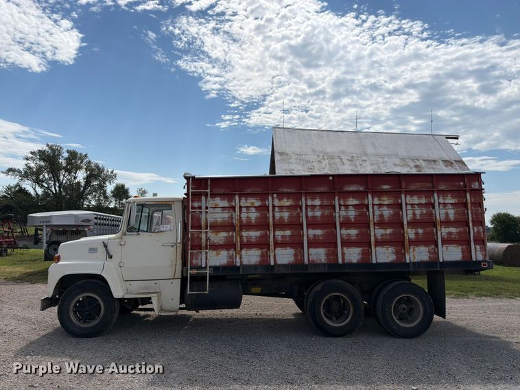 image for item FK3444 1974 Ford 600 grain truck