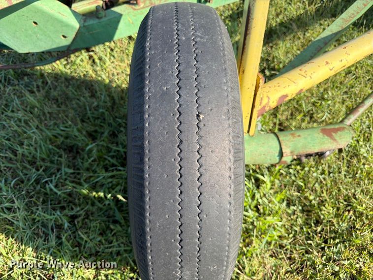 image for item FK3445 John Deere 640 hay rake