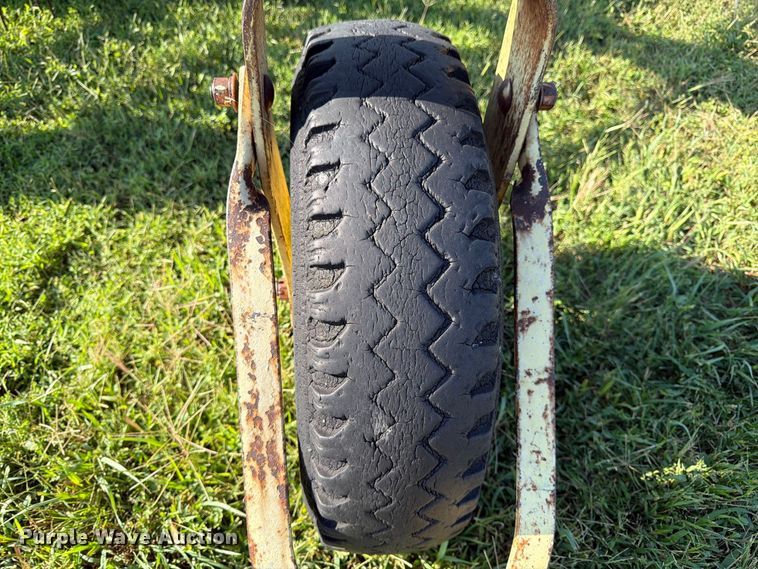 image for item FK3446 John Deere 640 hay rake