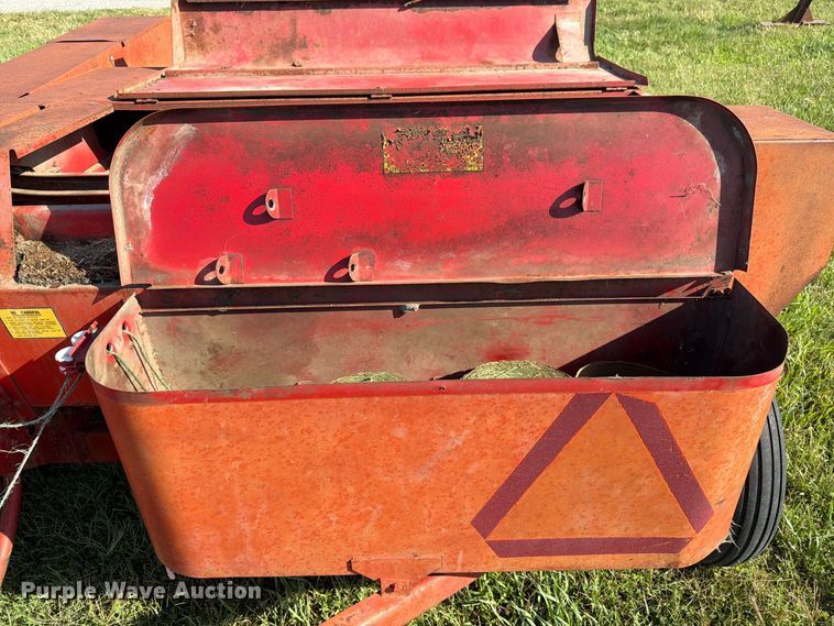 image for item FK3447 New Holland 269 small square baler