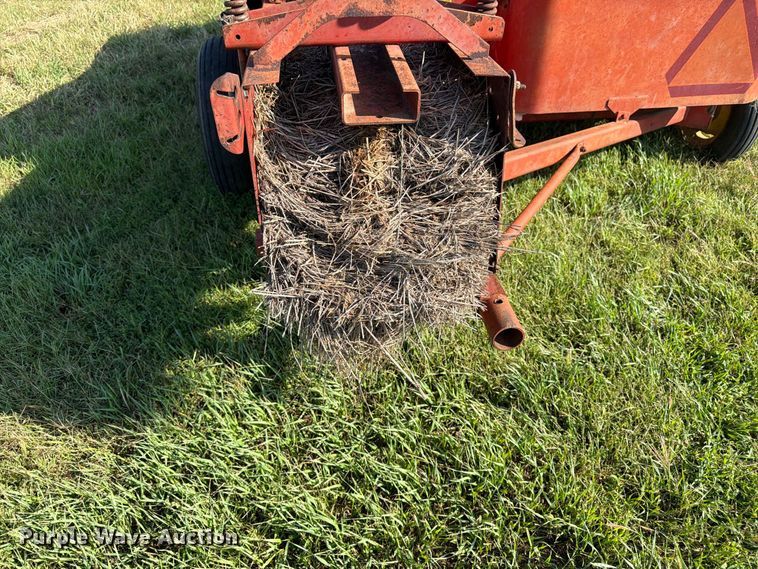 image for item FK3447 New Holland 269 small square baler