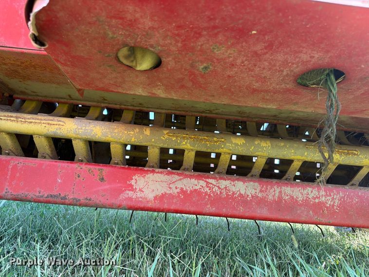 image for item FK3447 New Holland 269 small square baler