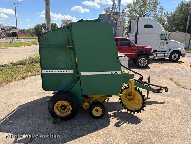 image for item FK5176 John Deere 330 round baler