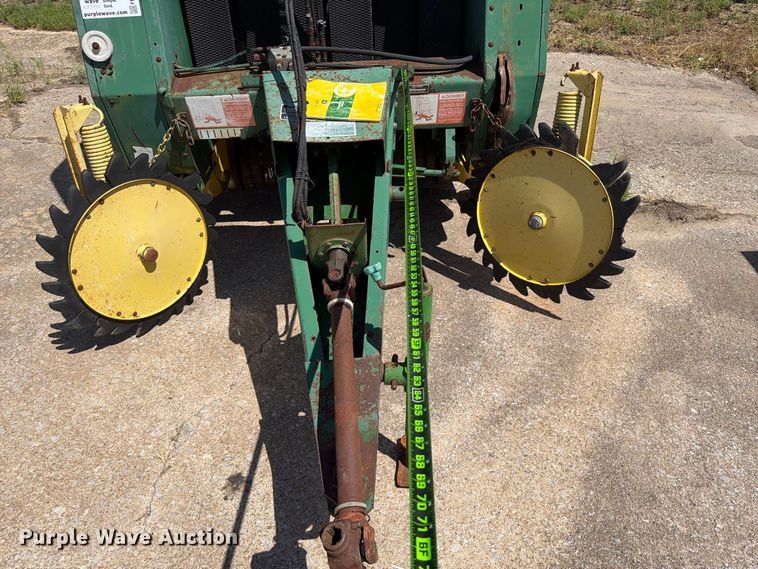 image for item FK5176 John Deere 330 round baler
