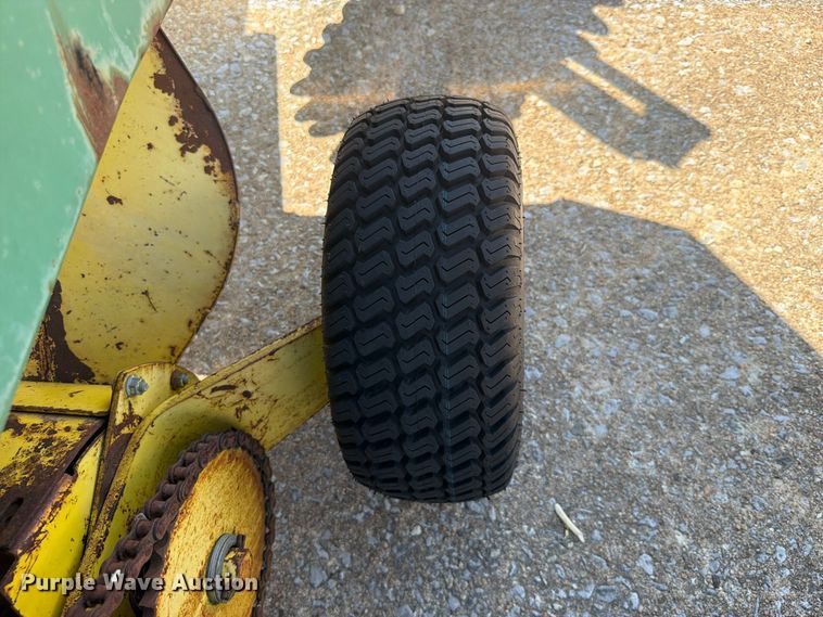 image for item FK5176 John Deere 330 round baler