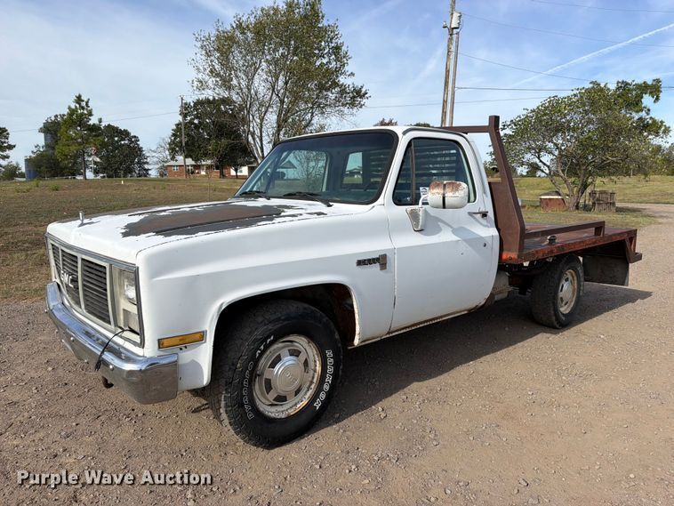 1985 GMC C2500 flatbed pickup truck