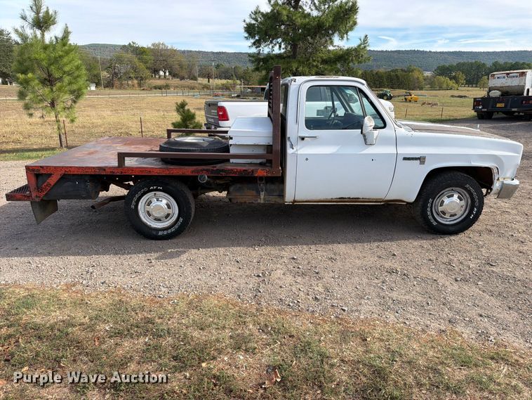 image for item FK5237 1985 GMC C2500 flatbed pickup truck