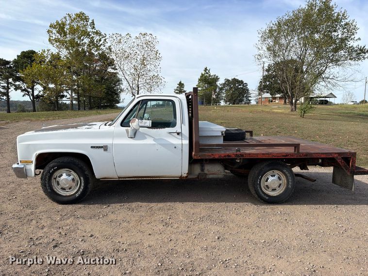 image for item FK5237 1985 GMC C2500 flatbed pickup truck