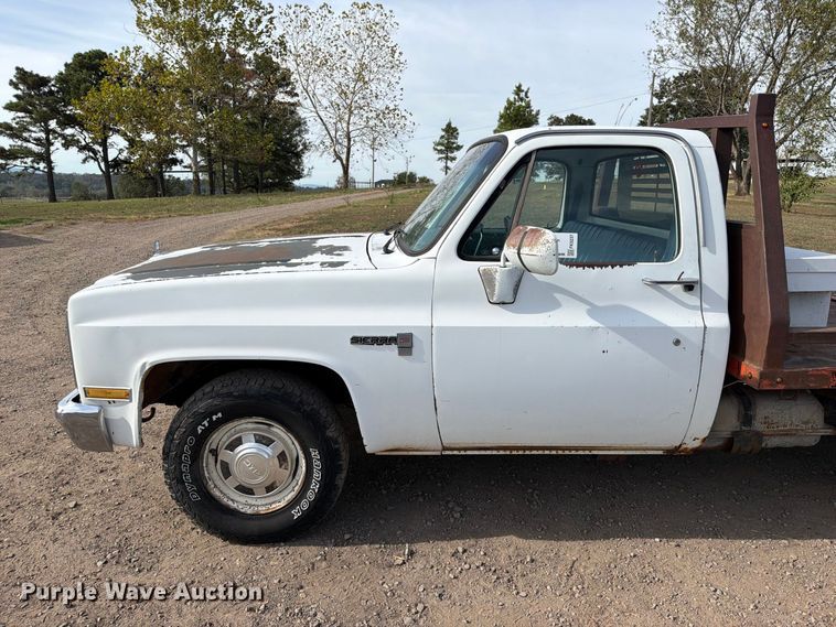 image for item FK5237 1985 GMC C2500 flatbed pickup truck