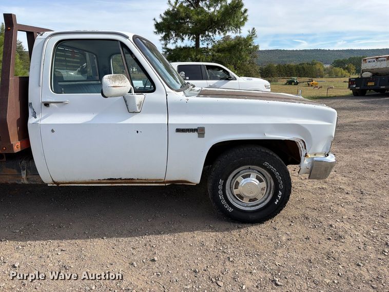 image for item FK5237 1985 GMC C2500 flatbed pickup truck