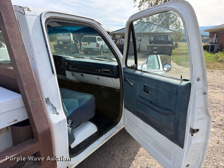 image for item FK5237 1985 GMC C2500 flatbed pickup truck