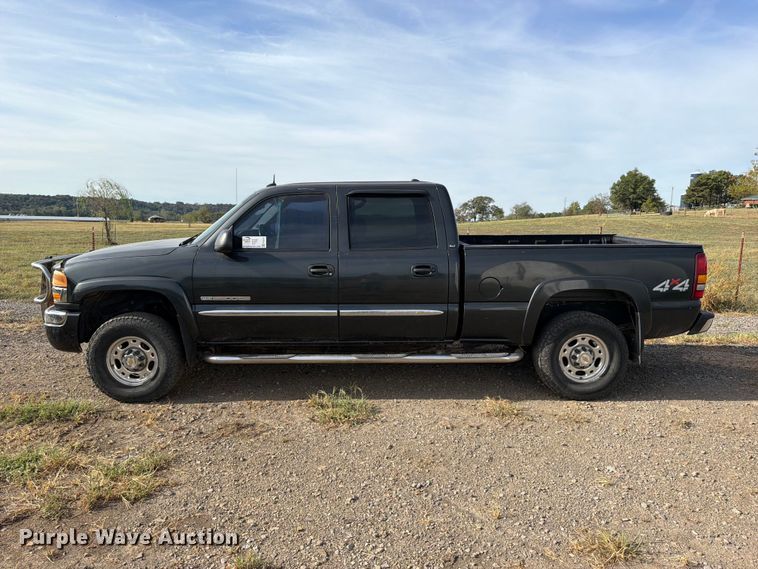 image for item FK5241 2003 GMC Sierra 2500HD Crew Cab pickup truck