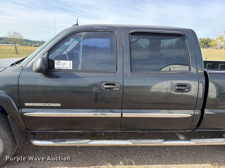 image for item FK5241 2003 GMC Sierra 2500HD Crew Cab pickup truck