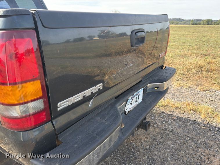 image for item FK5241 2003 GMC Sierra 2500HD Crew Cab pickup truck