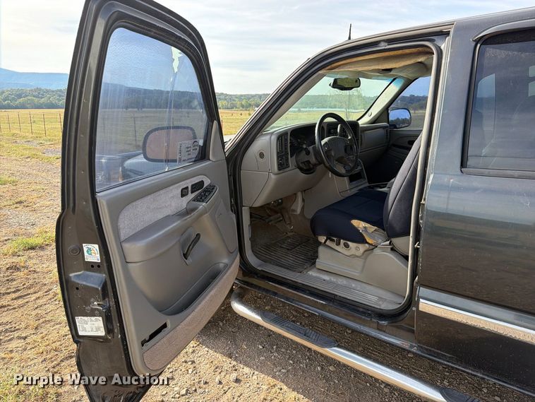 image for item FK5241 2003 GMC Sierra 2500HD Crew Cab pickup truck