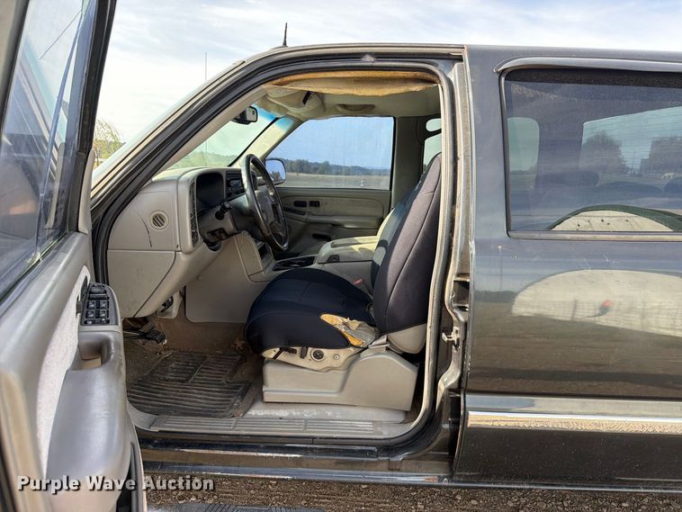 image for item FK5241 2003 GMC Sierra 2500HD Crew Cab pickup truck