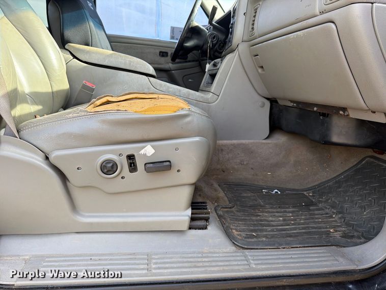 image for item FK5241 2003 GMC Sierra 2500HD Crew Cab pickup truck