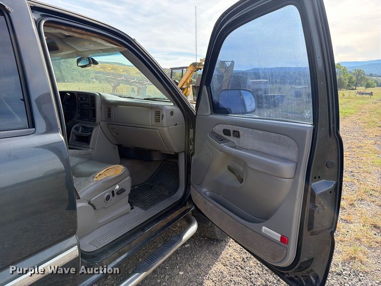 image for item FK5241 2003 GMC Sierra 2500HD Crew Cab pickup truck