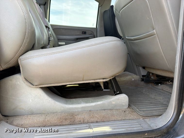 image for item FK5241 2003 GMC Sierra 2500HD Crew Cab pickup truck