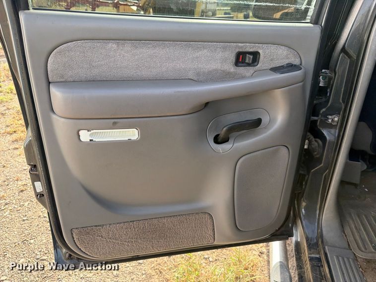 image for item FK5241 2003 GMC Sierra 2500HD Crew Cab pickup truck