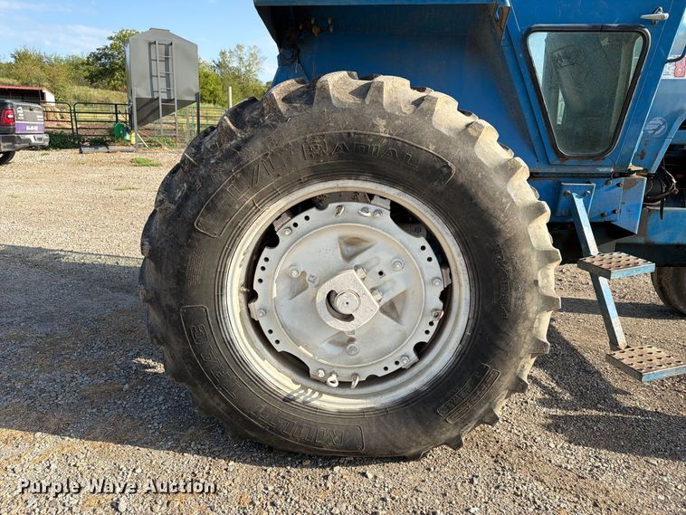 image for item FN2602 1972 Ford 8000 tractor
