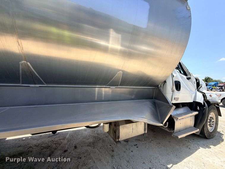image for item YA4524 2024 Freightliner 114SD feed delivery truck