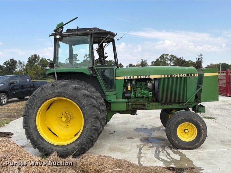 image for item YA5026 1981 John Deere 4440 tractor
