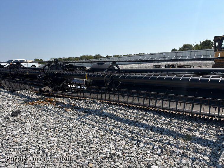 image for item YA5068 2014 MacDon FD75D flex draper head