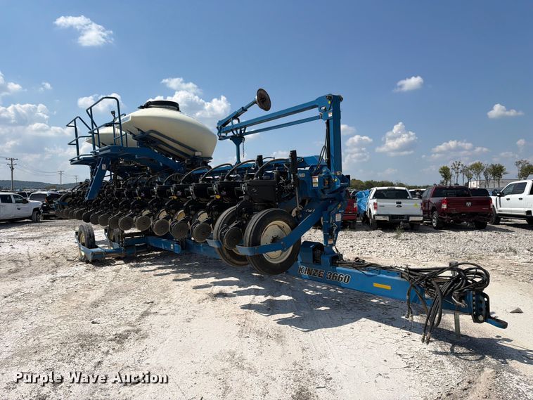 image for item YA5198 2011 Kinze 3660 split row no-till planter
