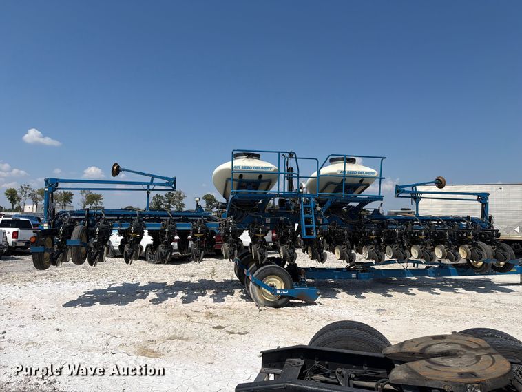 image for item YA5198 2011 Kinze 3660 split row no-till planter
