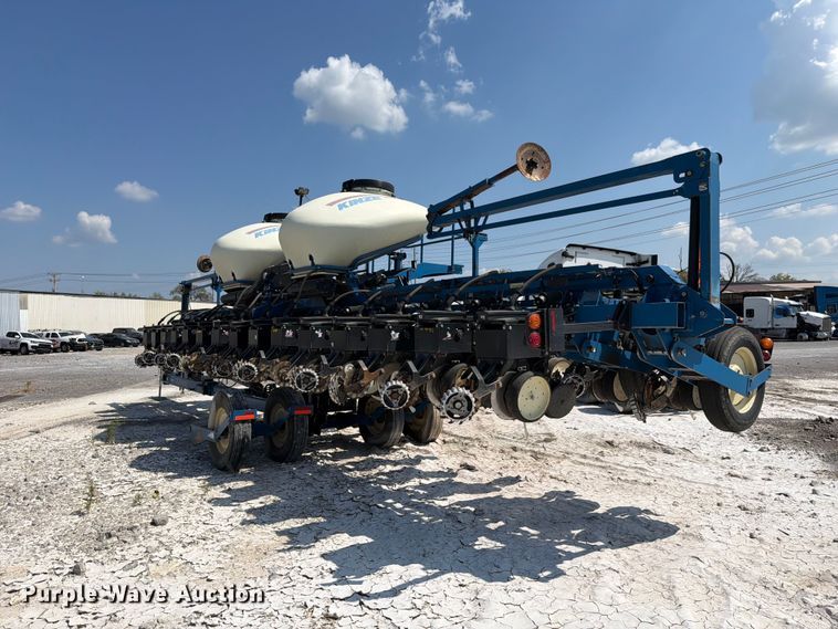 image for item YA5198 2011 Kinze 3660 split row no-till planter
