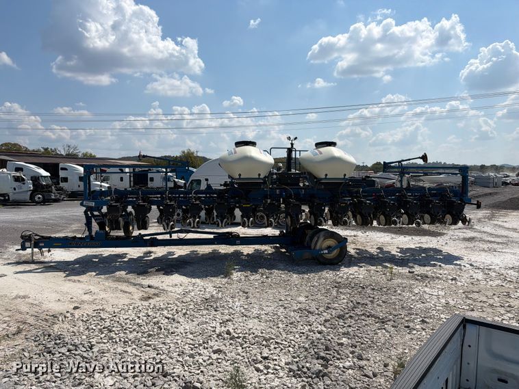 image for item YA5198 2011 Kinze 3660 split row no-till planter