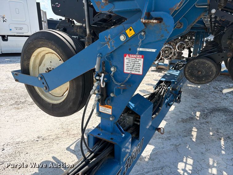 image for item YA5198 2011 Kinze 3660 split row no-till planter