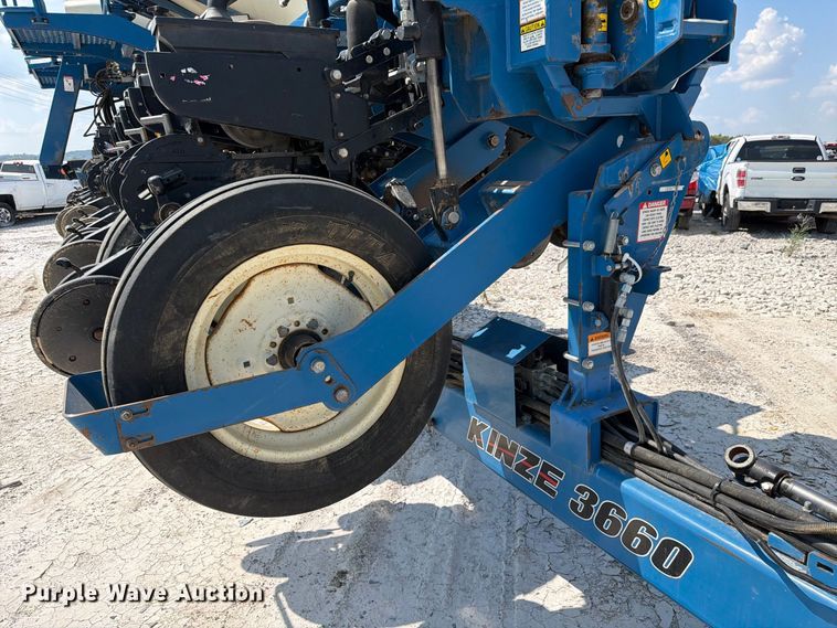 image for item YA5198 2011 Kinze 3660 split row no-till planter