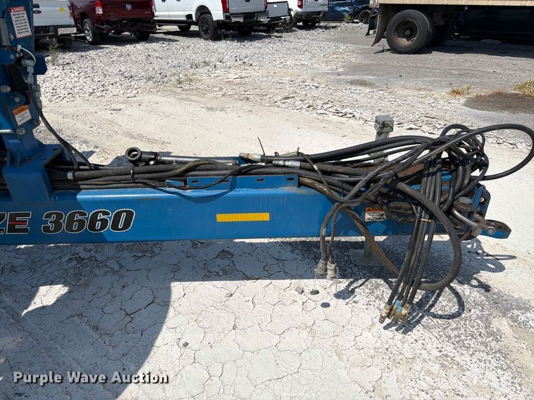 image for item YA5198 2011 Kinze 3660 split row no-till planter