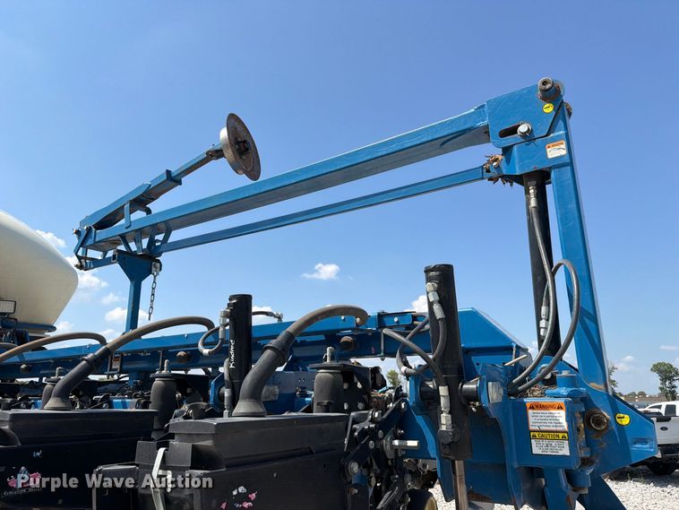 image for item YA5198 2011 Kinze 3660 split row no-till planter