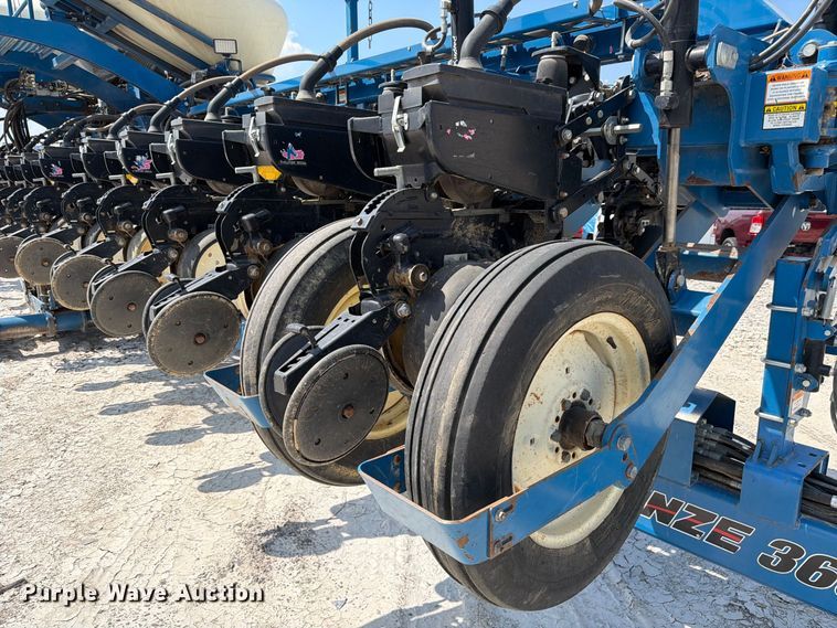 image for item YA5198 2011 Kinze 3660 split row no-till planter