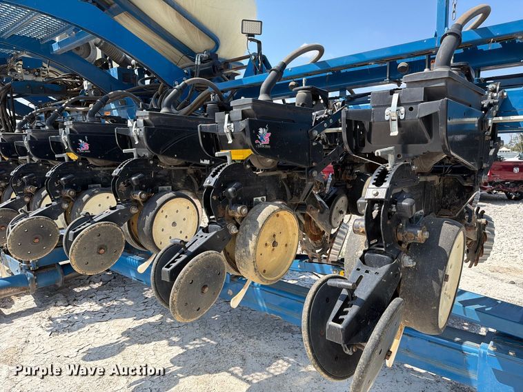 image for item YA5198 2011 Kinze 3660 split row no-till planter