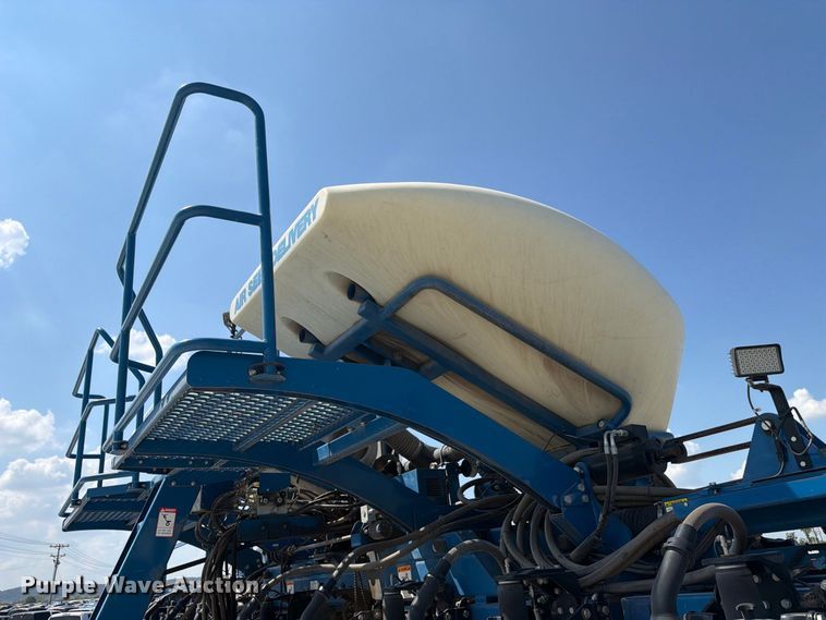 image for item YA5198 2011 Kinze 3660 split row no-till planter