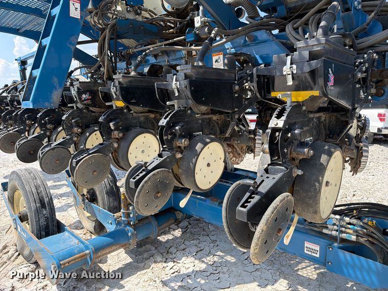 image for item YA5198 2011 Kinze 3660 split row no-till planter