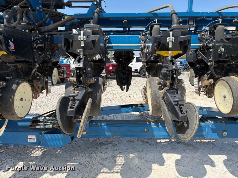 image for item YA5198 2011 Kinze 3660 split row no-till planter