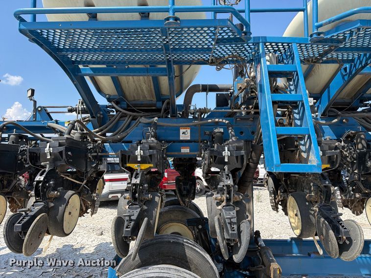 image for item YA5198 2011 Kinze 3660 split row no-till planter