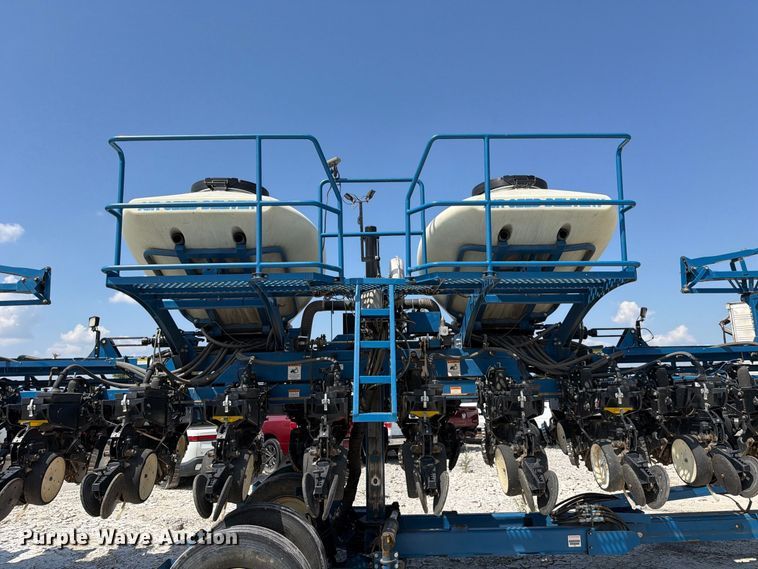 image for item YA5198 2011 Kinze 3660 split row no-till planter
