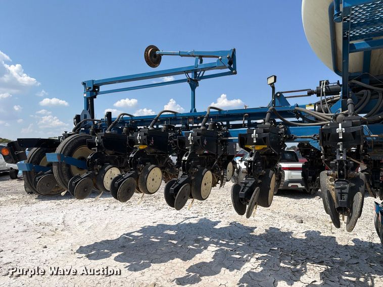 image for item YA5198 2011 Kinze 3660 split row no-till planter