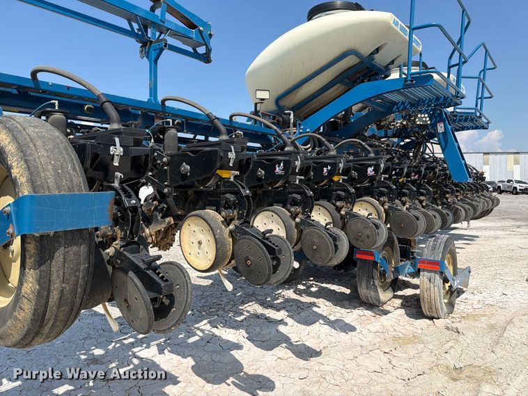 image for item YA5198 2011 Kinze 3660 split row no-till planter