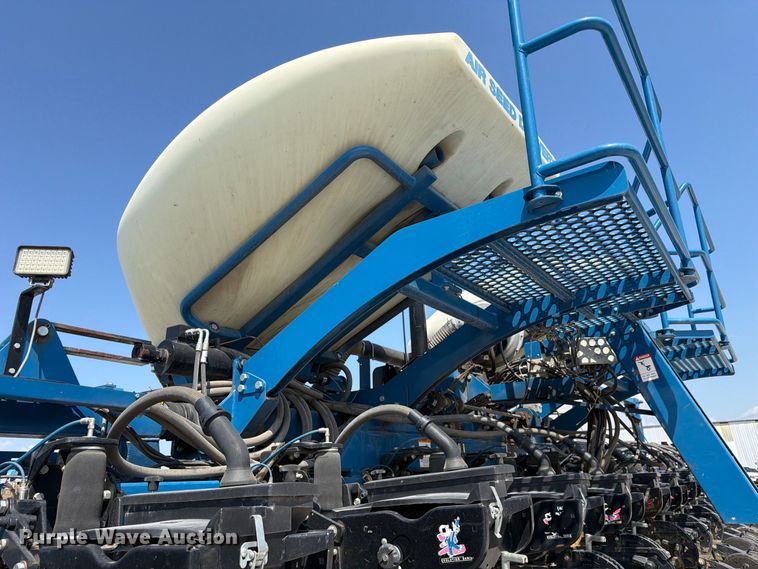 image for item YA5198 2011 Kinze 3660 split row no-till planter