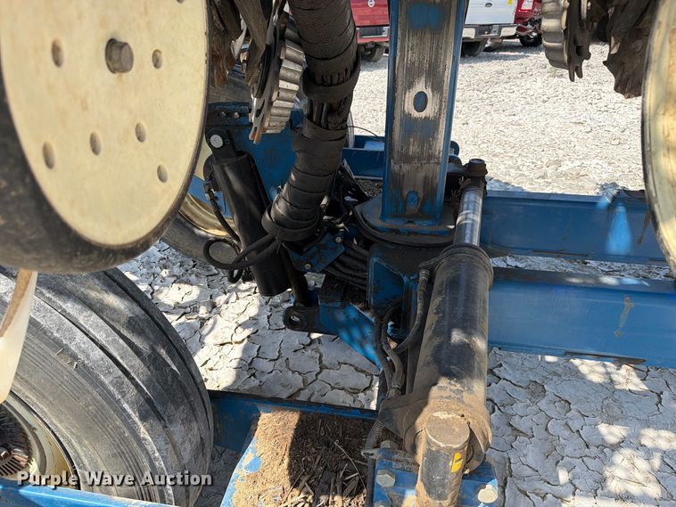 image for item YA5198 2011 Kinze 3660 split row no-till planter