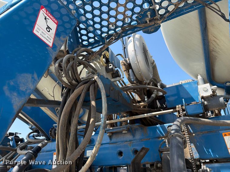 image for item YA5198 2011 Kinze 3660 split row no-till planter