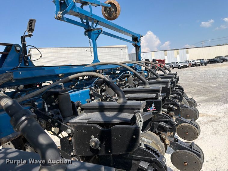 image for item YA5198 2011 Kinze 3660 split row no-till planter